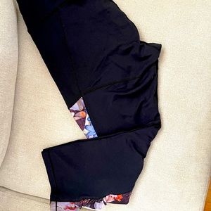 Large cropped leggings by Calia